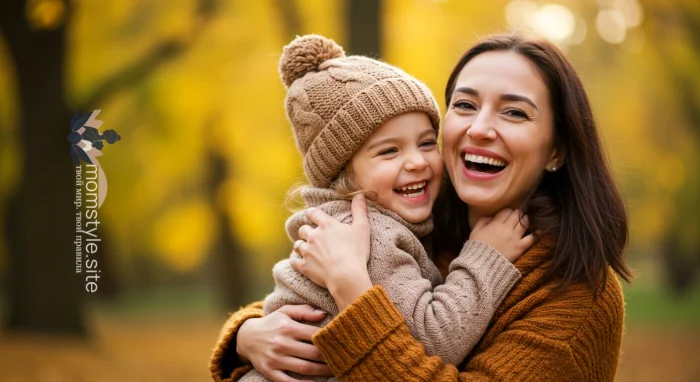Счастливая мама обнимает своего ребенка на прогулке в осеннем парке.