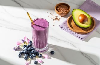 Ингредиенты для бьюти-смузи: ягоды, авокадо и семена льна.